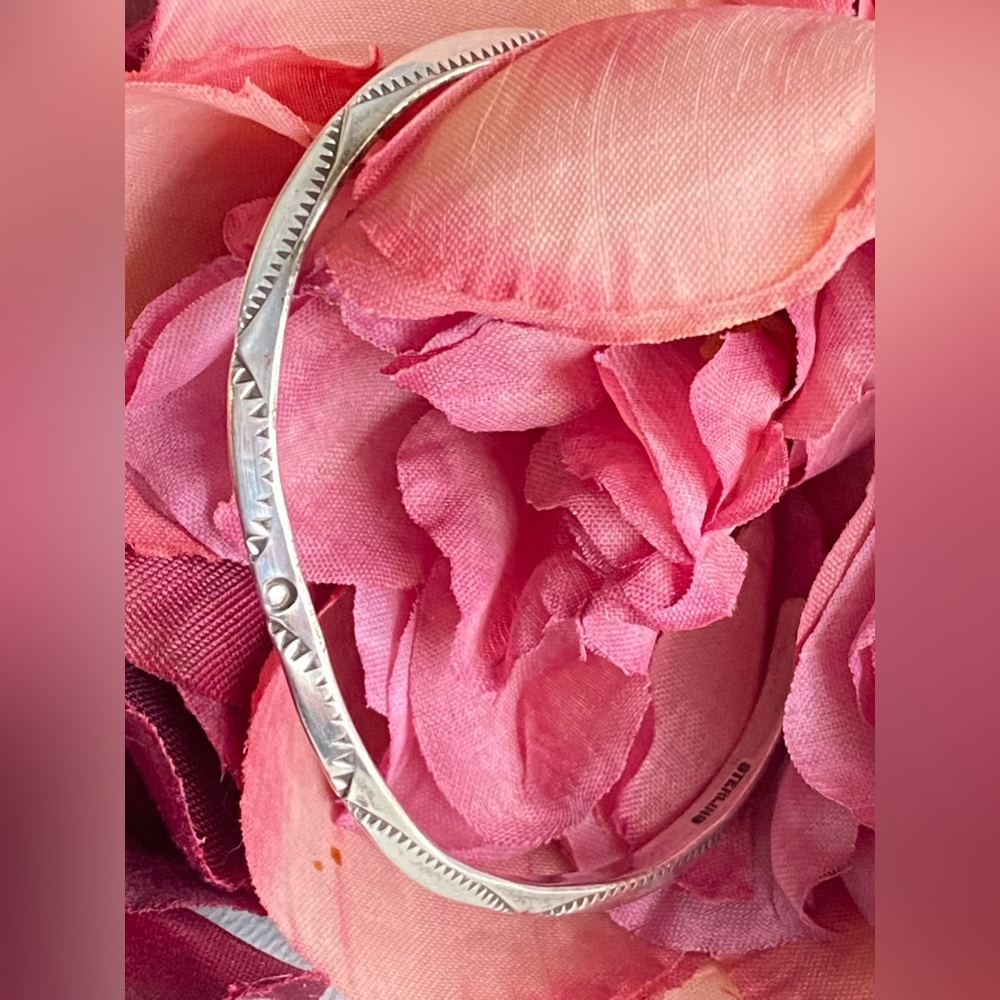 Vintage 🌸 STERLING Silver Carinated Sun Stamped 4mm Cuff Navajo Bracelet 9.53g - Picture 3 of 4